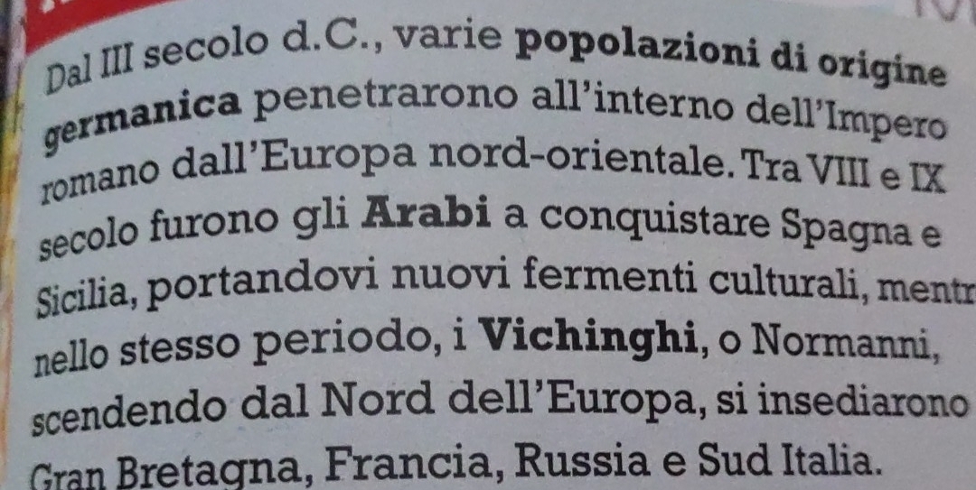 Dal III secolo d.C., varie popolazioni di origine 
germanica penetrarono all'interno dell'Impero 
romano dall’Europa nord-orientale. Tra VIII e IX 
secolo furono gli Arabi a conquistare Spagna e 
Sicilia, portandovi nuovi fermenti culturali, mentr 
nello stesso periodo, i Vichinghi, o Normanni, 
scendendo dal Nord dell’Europa, si insediarono 
Gran Bretagna, Francia, Russia e Sud Italia.