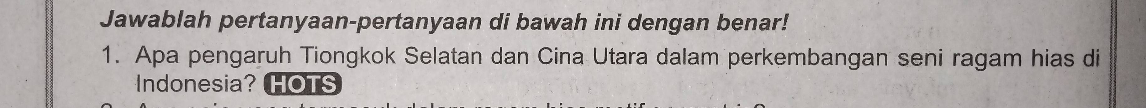 Jawablah pertanyaan-pertanyaan di bawah ini dengan benar! 
1. Apa pengaruh Tiongkok Selatan dan Cina Utara dalam perkembangan seni ragam hias di 
Indonesia? HOTS