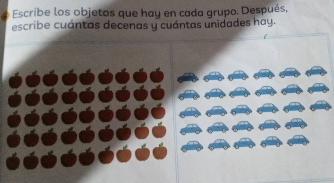 Escribe los objetos que hay en cada grupo. Después, 
escribe cuántas decenas y cuántas unidades hay.