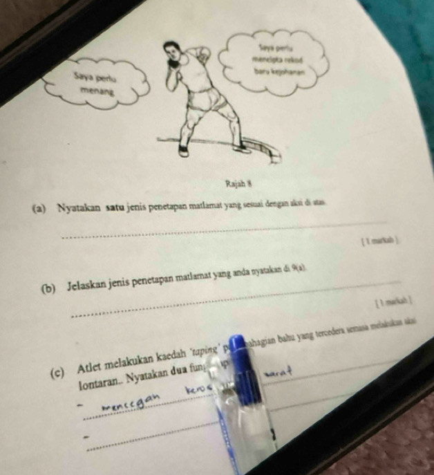 [ 1 markab ) 
(b) Jelaskan jenis penetapan matlamnat yang anda nyatakan di 9(a). 
[1 marich ] 
(c) Atlet melakukan kaedah ‘tzping’ pa nahagian bahu yang tercedera semasa melakakan aka 
_ 
_ 
Iontaran.. Nyatakan dua fun p 
_ 
-