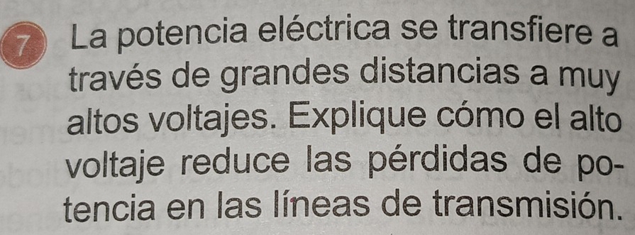 La potencia eléctrica se transfiere a 
través de grandes distancias a muy 
altos voltajes. Explique cómo el alto 
voltaje reduce las pérdidas de po- 
tencia en las líneas de transmisión.