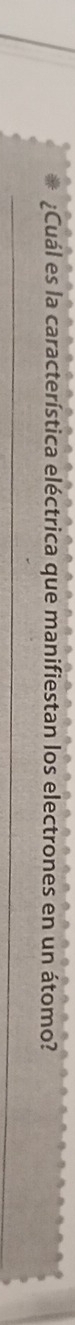 ¿Cuál es la característica eléctrica que manifiestan los electrones en un átomo?