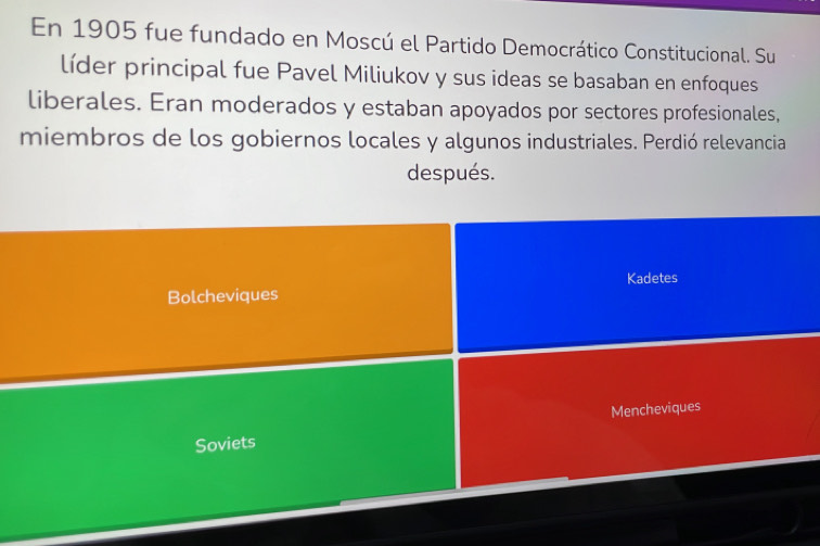 En 1905 fue fundado en Moscú el Partido Democrático Constitucional. Su 
líder principal fue Pavel Miliukov y sus ideas se basaban en enfoques 
liberales. Eran moderados y estaban apoyados por sectores profesionales, 
miembros de los gobiernos locales y algunos industriales. Perdió relevancia 
después. 
Kadetes 
Bolcheviques 
Soviets Mencheviques