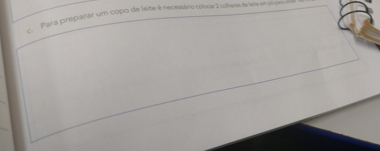 co Para preparar um copo de leite é necessário colocar 2 colheres de leite em pó para obter