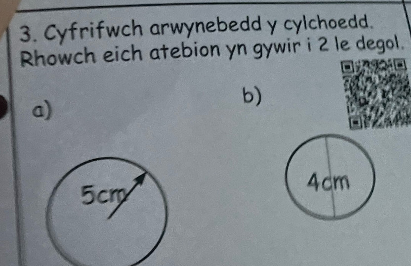 Cyfrifwch arwynebedd y cylchoedd. 
Rhowch eich atebion yn gywir i 2 le degol. 
a) 
b)