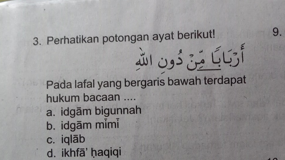 Perhatikan potongan ayat berikut! 9.
à10,s¿3 ५८9
Pada lafal yang bergaris bawah terdapat
hukum bacaan ....
a. idgām bigunnah
b. idgām mimỉ
c. iqlāb
d. ikhfā' ḥaqiqi