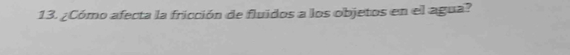 ¿Cómo afecta la fricción de fluidos a los objetos en el agua?