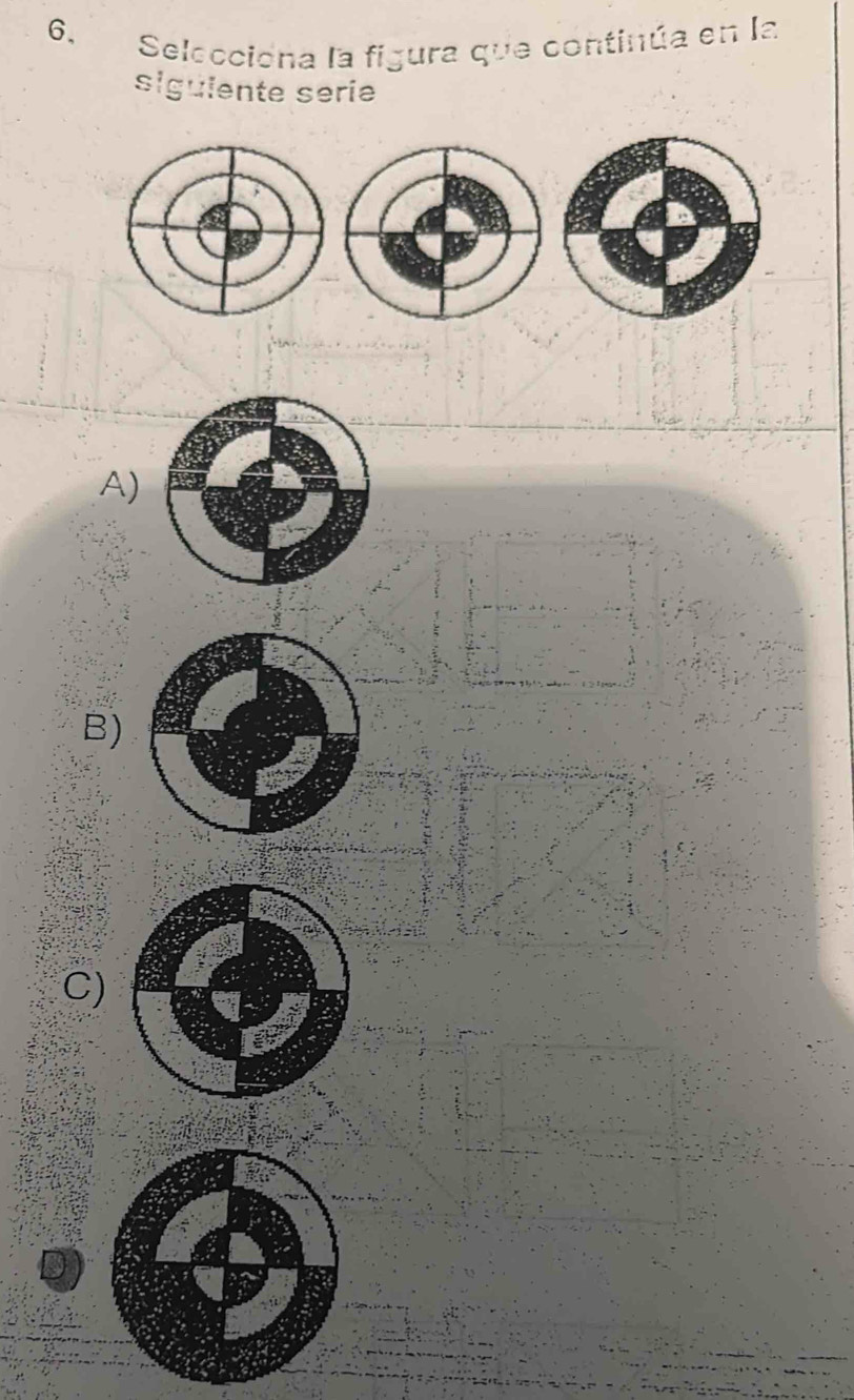 Selecciona la figura que continúa en la 
sigüiente serie 
A) 
B) 
C)