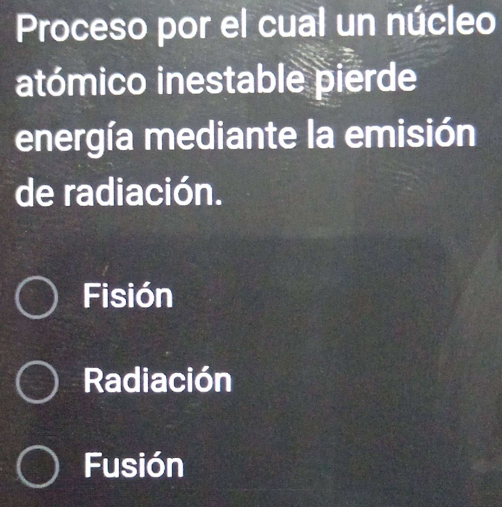 Proceso por el cual un núcleo
atómico inestable pierde
energía mediante la emisión
de radiación.
Fisión
Radiación
Fusión