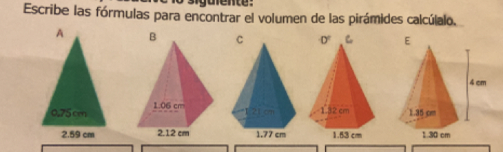 Escribe las fórmulas para encontrar el volumen de las pirámides calcúlalo,
A
0.75 cm
2.59 cm