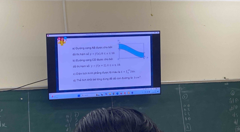 Đường cong AB được cho bởi 
đồ thị hàm số y=f(x), 0≤ x≤ 10. 
b) Đường cong CD được cho bởi 
đồ thị hám số y=f(x+2), 0≤ x≤ 10
c) Diện tích hình phầng được tô màu la S=∈t _0^((10) 2dx. 
d) Thể tích khổi bê tông dùng để đổ con đường là: 3cm^3). 
D a