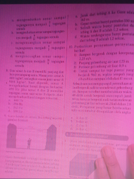 a mengeadurkan senar sampa a. Jarak dari tebing A ke Gana ada
163 m.
tegangannya menjad i  3/4  b. Cepat nambar bunyi pantulan 330m
5. mengendurkan senar sampai tegangan c. Selisih waktu bunyi pantulan da
tebing A dae B adalah 0.2 sekos.
n ya menjad  9/12  tegangan sernula d. Waku terdengantya bunyi pantul.
o. meagencangkan senar sampai dal tebing 8 adaish 1.2 sekon.
l egangannva menjad  4/3  tegangan 10 Perhatikan pernyataan-pernyatas
serm la ber/kut!
d. mengencangkan senar sampai 1) Sampan bergerak dengan kecepate
teganganoya menjadi  16/9  begangan 2.25 m/s
21 Panjang gelombang air laur 1.75 in
3) Periode gelombang air laut 0,9 s
8. Dua scmar A dan B memil/k: paning dan 4) Untuk sampai ke tepi pantai yas
has penampang sara. Massaeris serar A berjarck 960 m, waktu tempun yaag
4400 kg/t', sedangkan massa jenis senar B dibatuhkan sampan lebih dari 10 menit
500 kg/m². Saat dipetik, senar A Sebsh sampasmengapung di permnkaan ai
mengeluarkan bunvi dengan frekuensi faut bergerk nk turun melewati gelombar g
495 Hz jika senar A dan B memiliki air, Sampan tersebut merahutulkan wakn
tegangan sama, saat senar B dipetik akan 48 detik mmuk bergerak menempuh jarak
mengeluarkan banyi dengan Trekuensi 60 k Sampan bergorak najk turun melewari
3 440  ?2 gelombang air laut sebanyak 2 kai dakam 2 8
b. 396 H sienk, Poryataan yang benar berdasarkan
c. 352 H informus tersebut ditunjkkan olch angka
d. 330 1 t
S. Gara berdin ts urnars daw tebling seporti 3  (1) d are (5) 1x a&nm - 2
gambar benkut
2 ( (3
2) k=σ 4
             
prom eoin potcobaão ger = =
s supert
n  A     a  
Gas Ierenak sth mgn, tendengr des
3                      
==d ac o=