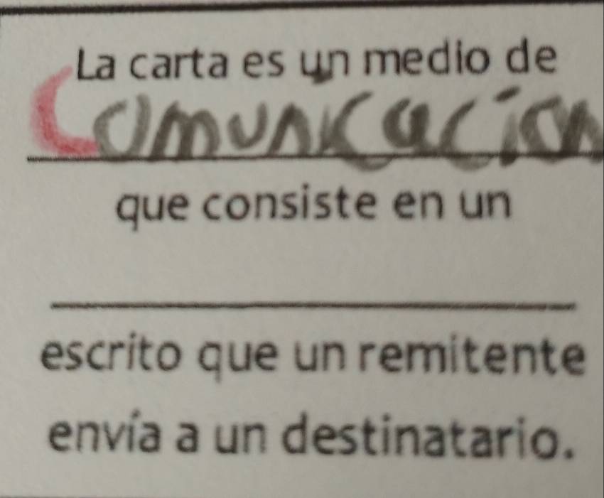 La carta es un medio de 


que consiste en un 
_ 
escrito que un remitente 
envía a un destinatario.