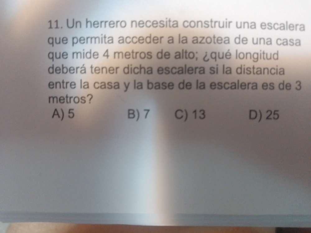 Un herrero necesita construir una escalera
que permita acceder a la azotea de una casa
que mide 4 metros de alto; ¿qué longitud
deberá tener dicha escalera si la distancia
entre la casa y la base de la escalera es de 3
metros?
A) 5 B) 7 C) 13 D) 25