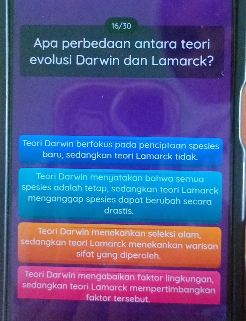 16/30
Apa perbedaan antara teori
evolusi Darwin dan Lamarck?
Teori Darwin berfokus pada penciptaan spesies
baru, sedangkan teori Lamarck tidak.
Teori Darwin menyatakan bahwa semua
spesies adalah tetap, sedangkan teori Lamarck
menganggap spesies dapat berubah secara
drastis.
Teori Darwin menekankan seleksi alam,
sedangkan teori Lamarck menekankan warisan
sifat yang diperoleh.
Teori Darwin mengabaikan faktor lingkungan,
sedangkan teori Lamarck mempertimbangkan
faktor tersebut.