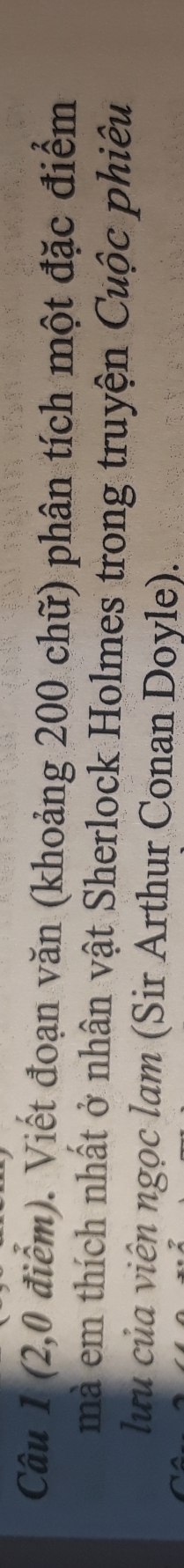 (2,0 điểm). Viết đoạn văn (khoảng 200 chữ) phân tích một đặc điểm 
mà em thích nhất ở nhân vật Sherlock Holmes trong truyện Cuộc phiêu 
lưu của viên ngọc lam (Sir Arthur Conan Doyle).