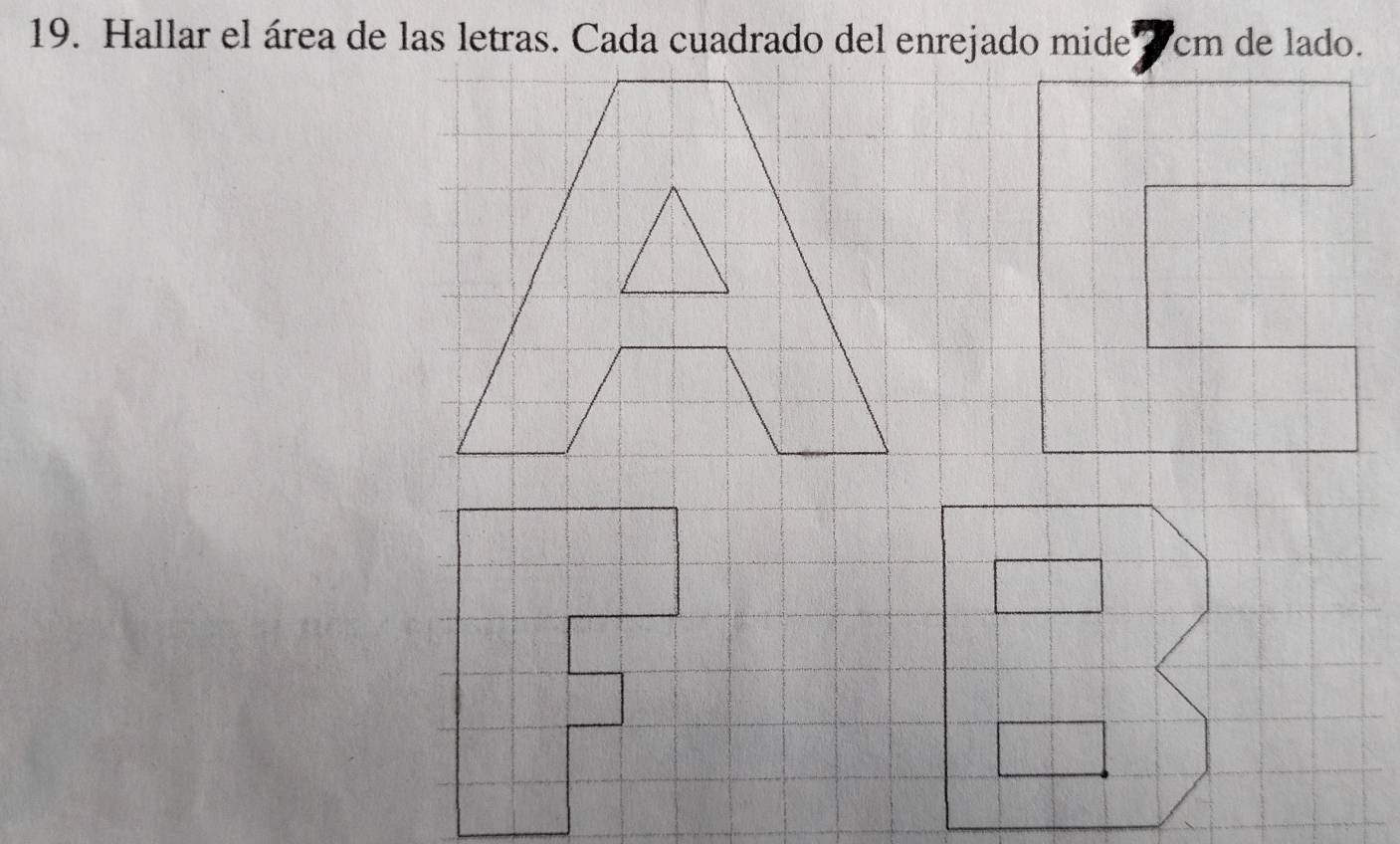 Hallar el área de las letras. Cada cuadrado del enrejado mide 2 cm de lado.