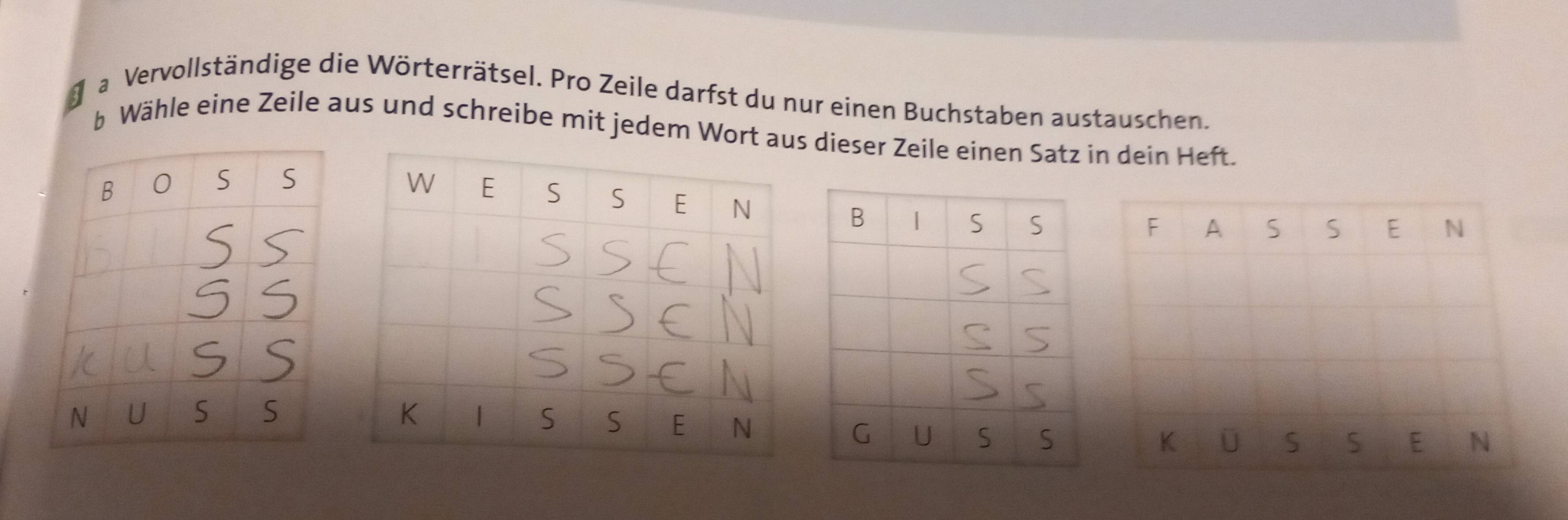 ga Vervollständige die Wörterrätsel. Pro Zeile darfst du nur einen Buchstaben austauschen. 
b Wähle eine Zeile aus und schreibe mit jedem Wort as dieser Zeile einen Satz in dein Heft.