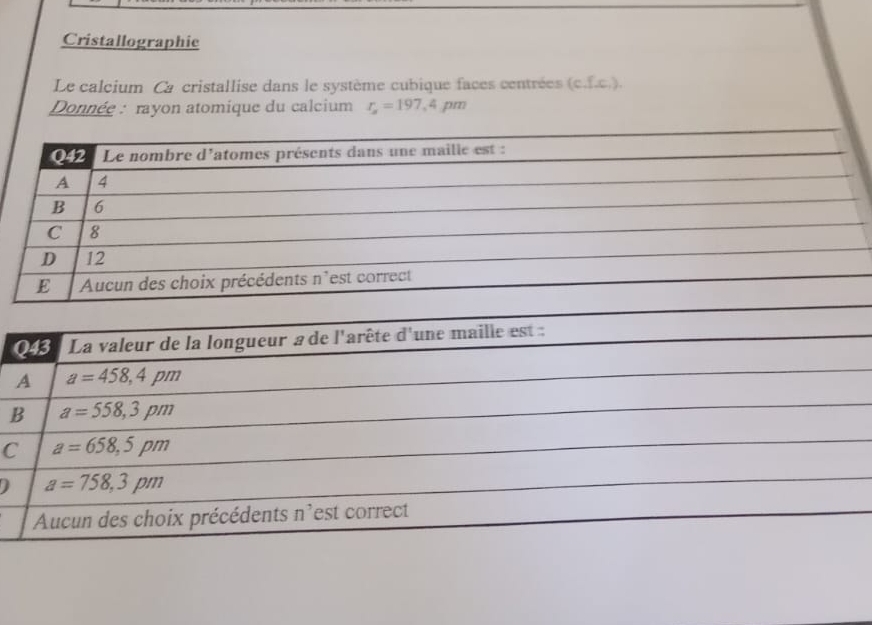 Cristallographie
Le calcium Ca cristallise dans le système cubique faces centrées (c.f.c.).
Donnée : rayon atomique du calcium r_s=197,4pm

A
B
C