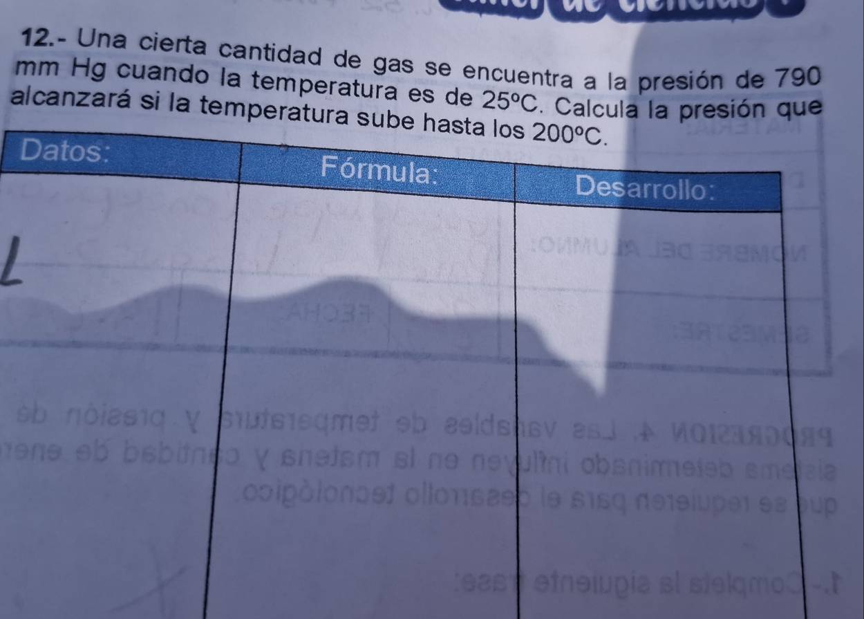 12.- Una cierta cantidad de gas se encuentra a la presión de 790
mm Hg cuando la temperatura es de 25°C. Ca
alcanzará si la te