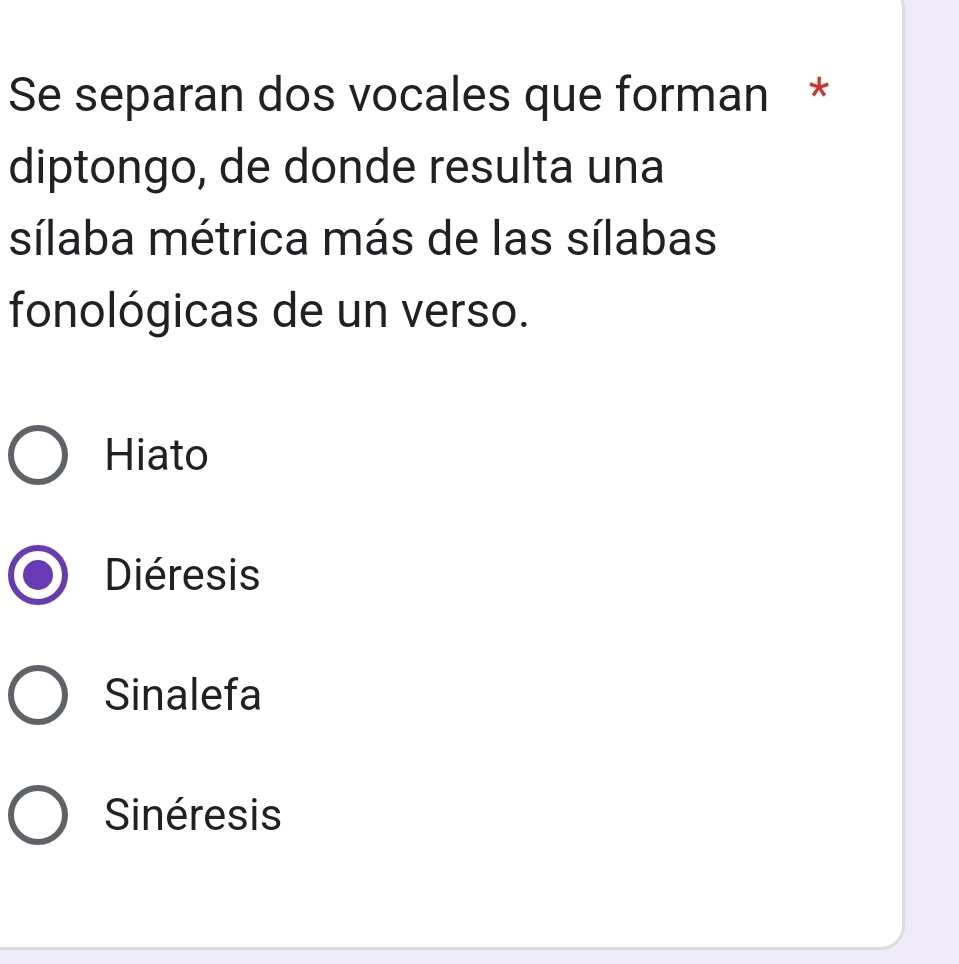 Se separan dos vocales que forman *
diptongo, de donde resulta una
sílaba métrica más de las sílabas
fonológicas de un verso.
Hiato
Diéresis
Sinalefa
Sinéresis