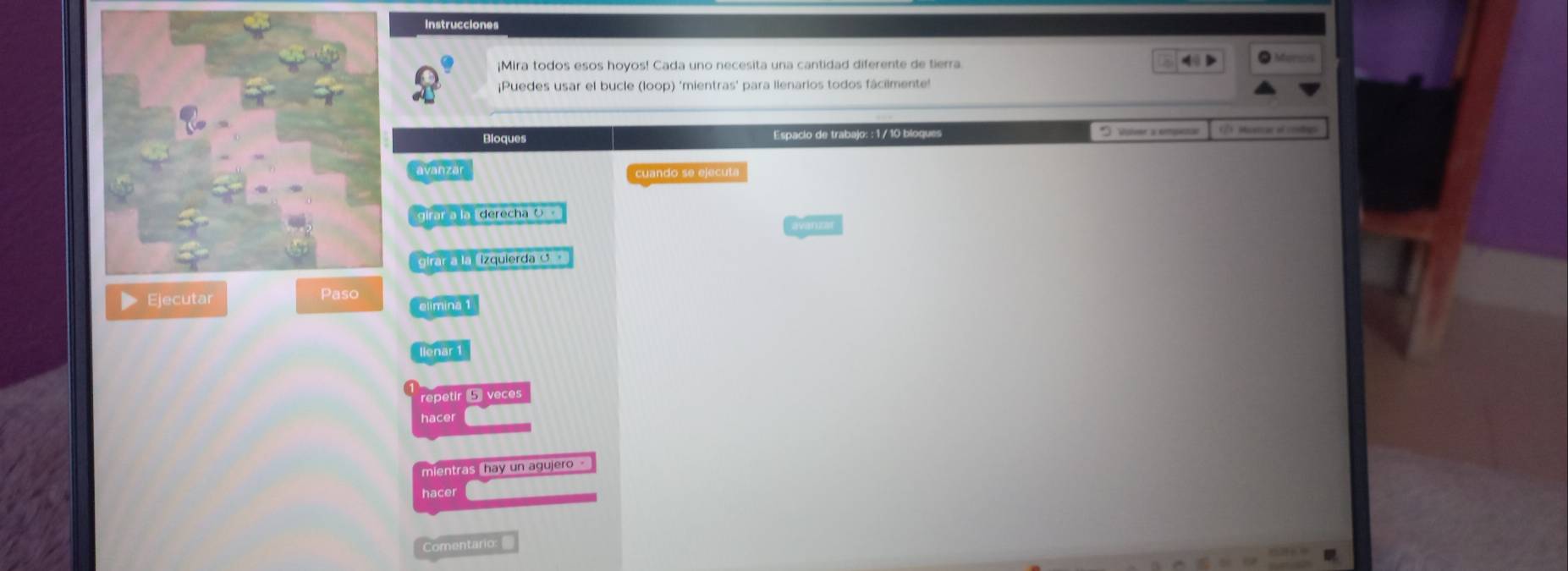 Instrucciones 
¡Mira todos esos hoyos! Cada uno necesita una cantidad diferente de tierra Meros 
¡Puedes usar el bucle (loop) 'mientras' para llenarios todos fácilmente! 
Bloques Espacio de trabajo: : 1 / 10 bloques * Vsiver a empesa 2 iura el conti 
avanzar uando se ejecuta 
iiar la derecha ( 
girara la izquierda σ · 
elimina 1 
llenär 1 
repetir 5 veces 
hacer 
mientras hay un agujero 
hacer 
Comentario: