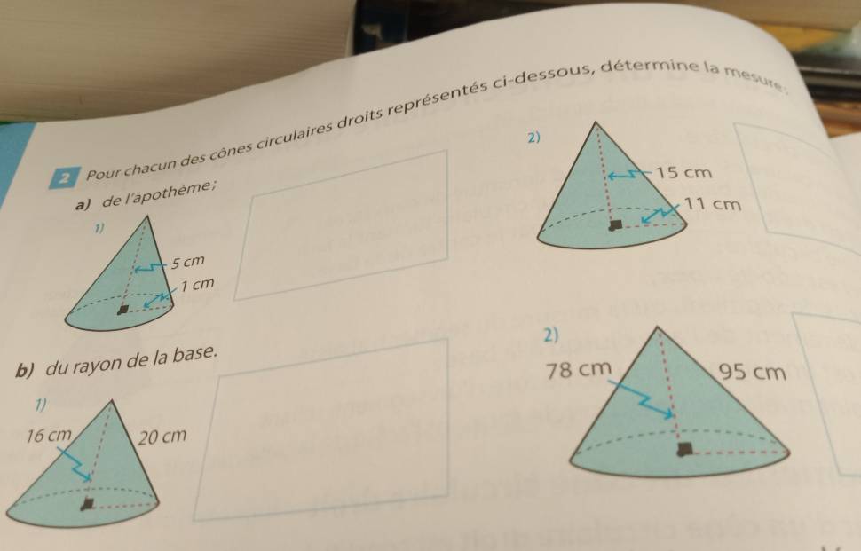 En Pour chacun des cônes circulaires droits représentés ci-dessous, détermine la mesure 
a) de l'apothème ;
11 cm
b) du rayon de la base.