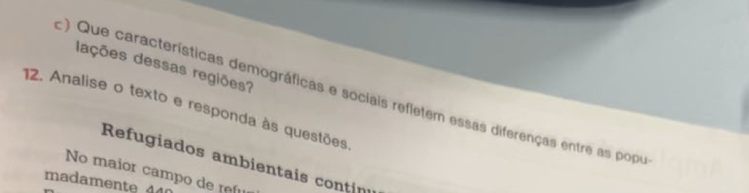 dações dessas regiões? 
: ) Que características demográficas e sociais refletem essas diferenças entre as pope 
12. Analise o texto e responda às questões 
Refugiados ambientais contin 
No maior campo de refu 
madamente 44