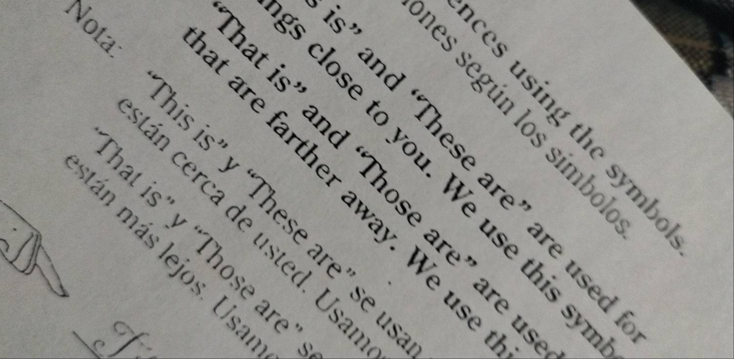 are farther away. We us 
hat is” y “Those are án cerca de usted. Usa 
tán más lejos. Usa