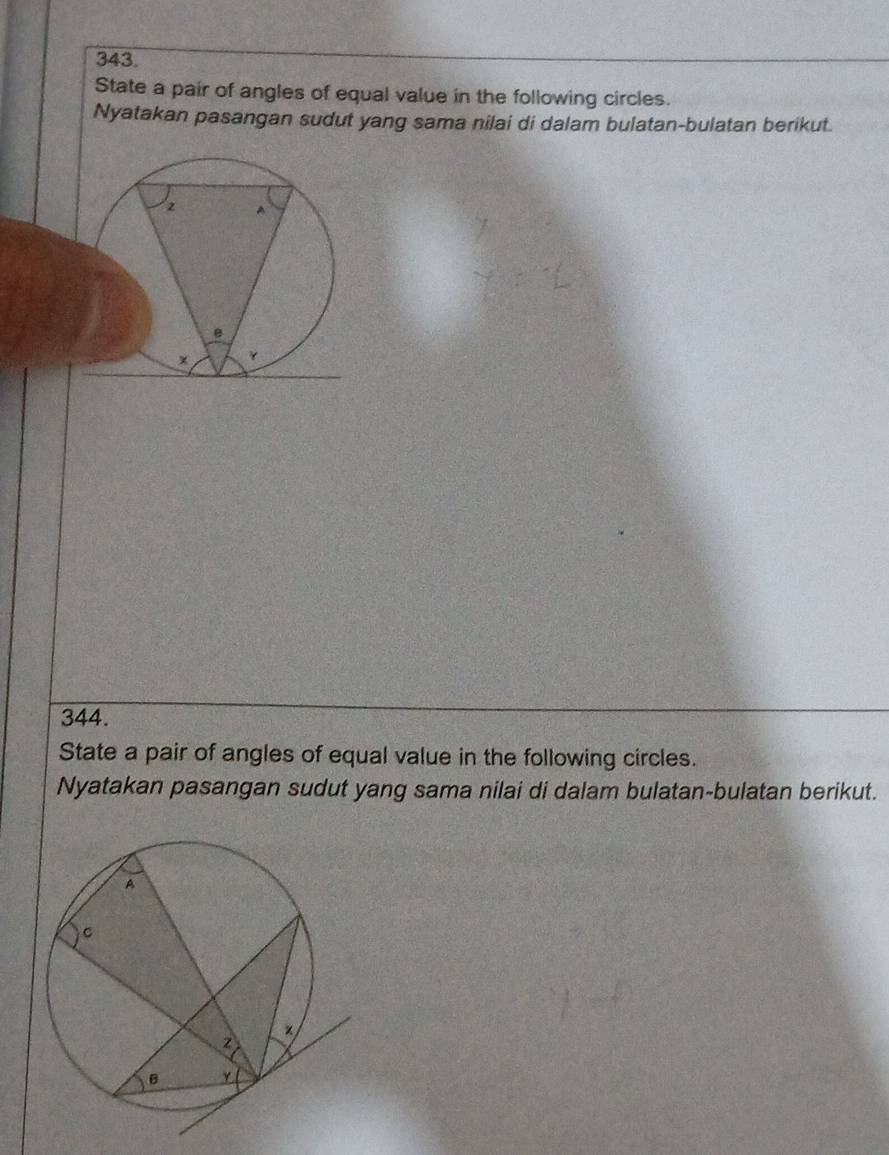 State a pair of angles of equal value in the following circles. 
Nyatakan pasangan sudut yang sama nilai di dalam bulatan-bulatan berikut. 
344. 
State a pair of angles of equal value in the following circles. 
Nyatakan pasangan sudut yang sama nilai di dalam bulatan-bulatan berikut.