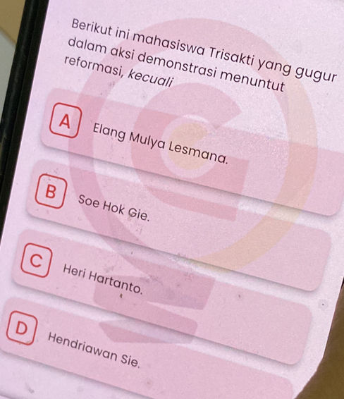 Berikut ini mahasiswa Trisakti yang gugur
dalam ɑksi demonstrasi menuntut
reformasi, kecuali
A Elang Mulya Lesmana.
B Soe Hok Gie.
C Heri Hartanto.
D Hendriawan Sie.