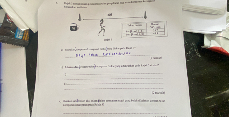 Rajah 3 menunjukkan pelaksanaan ujian pengukuran bagi suatu komponen kecergasań
berasaskan kesihatan
a) Nyatakan(komponen kecergasan fizikal)yang diukur pada Rajah 3?
_
[1 markah]
b) Jelaskan dua prosedur ujiankecergasan fizikal yang ditunjukkan pada Rajah 3 di atas?
_
_
i).
_
ii).
_
[2 markah]
c) Berikan satu contoh aksi sukan dalam permainan ragbi yang boleh dikaitkan dengan ujian
komponen kecergasan pada Rajah 3?
_