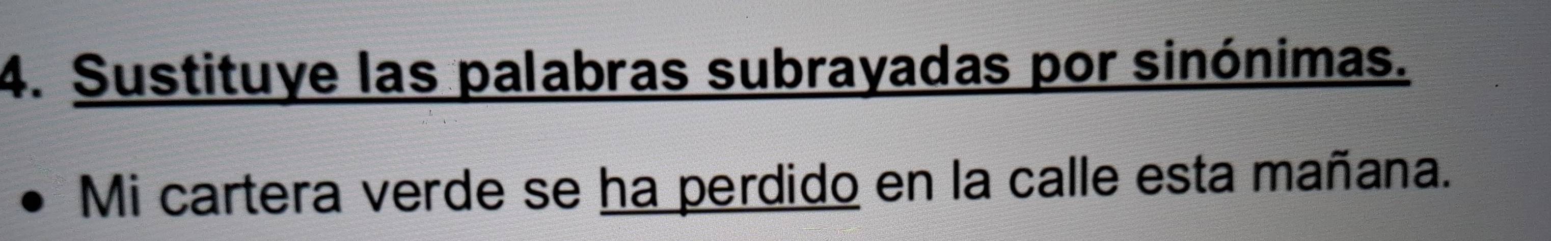 Sustituye las palabras subrayadas por sinónimas. 
Mi cartera verde se ha perdido en la calle esta mañana.