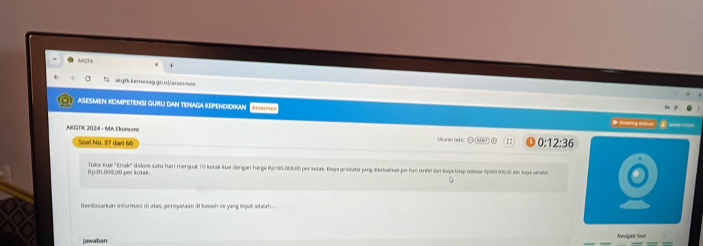 AKESTE 
” akgtk.kemenag.go.id/assesmen 
ASESMEN KOMPETENSI GURU DAN TENAGA KEPENDIDIKAN Assesmen aring mze 
AKGTK 2024 - MA Ekonomi Ukuran teks: ⊙ ⑪ ④   0:12:36
Soal No. 37 dari 60
Toko Kue "Enak" dalam satu hari menjual 10 kotak kue dengan harga Rp100.000,00 per kotak. Baya produksi yang dikeluarkan per han terdìn đan buya letap sebesar Rp500.000.00 dan buya vinatel
Rp30.000,00 per kotak. 
Berdasarkan informasi di atas, pernyataan di bawah ini yang tepat adalah... 
Navigasi Snat 
Jawaban