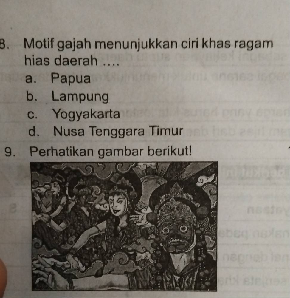 Motif gajah menunjukkan ciri khas ragam
hias daerah ....
a. Papua
b. Lampung
c. Yogyakarta
d. Nusa Tenggara Timur
9. Perhatikan gambar berikut!