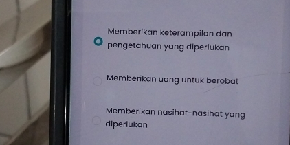 Memberikan keterampilan dan
pengetahuan yang diperlukan
Memberikan uang untuk berobat
Memberikan nasihat-nasihat yang
diperlukan